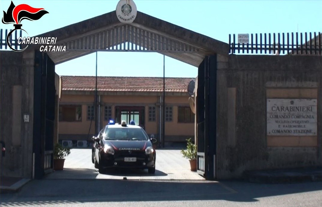 Mascalucia, pusher 19enne consegnava droga a casa dei clienti: arrestato