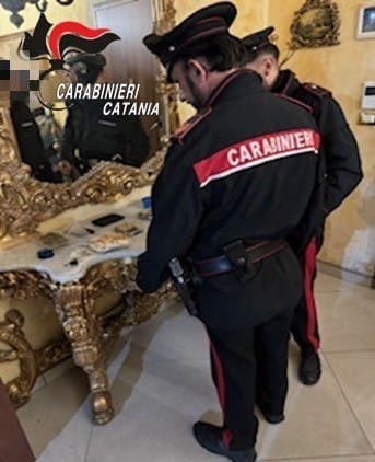 Sgominato covo di pusher in un appartamento a Librino: arrestati due spacciatori