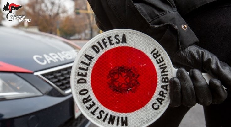 Fugge all’alt dei carabinieri nel Siracusano, bloccato e arrestato con cocaina