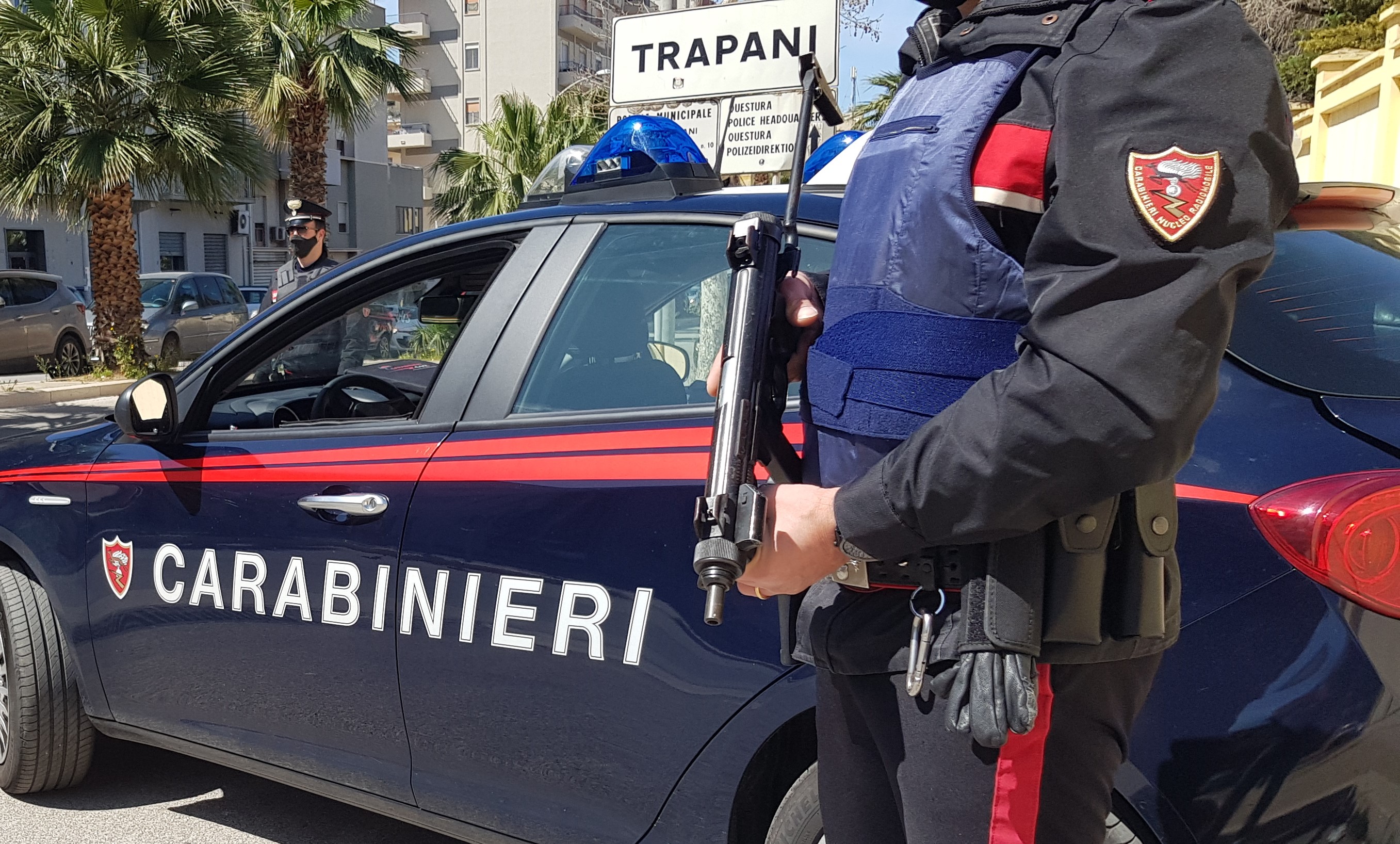 Anziano minacciato e rapinato dopo prelievo contanti, 2 arresti a Trapani