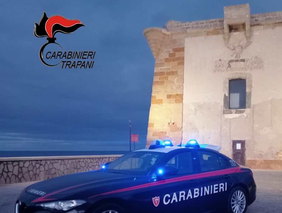 Non si ferma all’alt e distrugge vetro gazzella, un arresto a Trapani Non si ferma all’alt e distrugge vetro gazzella, un arresto a Trapani