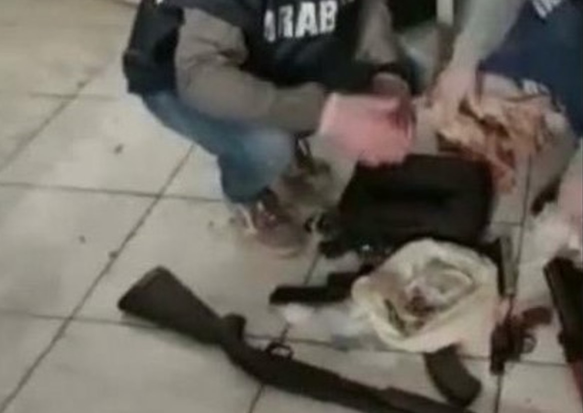 Fucili e pistole ovunque, garage trasformato in covo di armi a San Cristoforo: scatta il sequestro