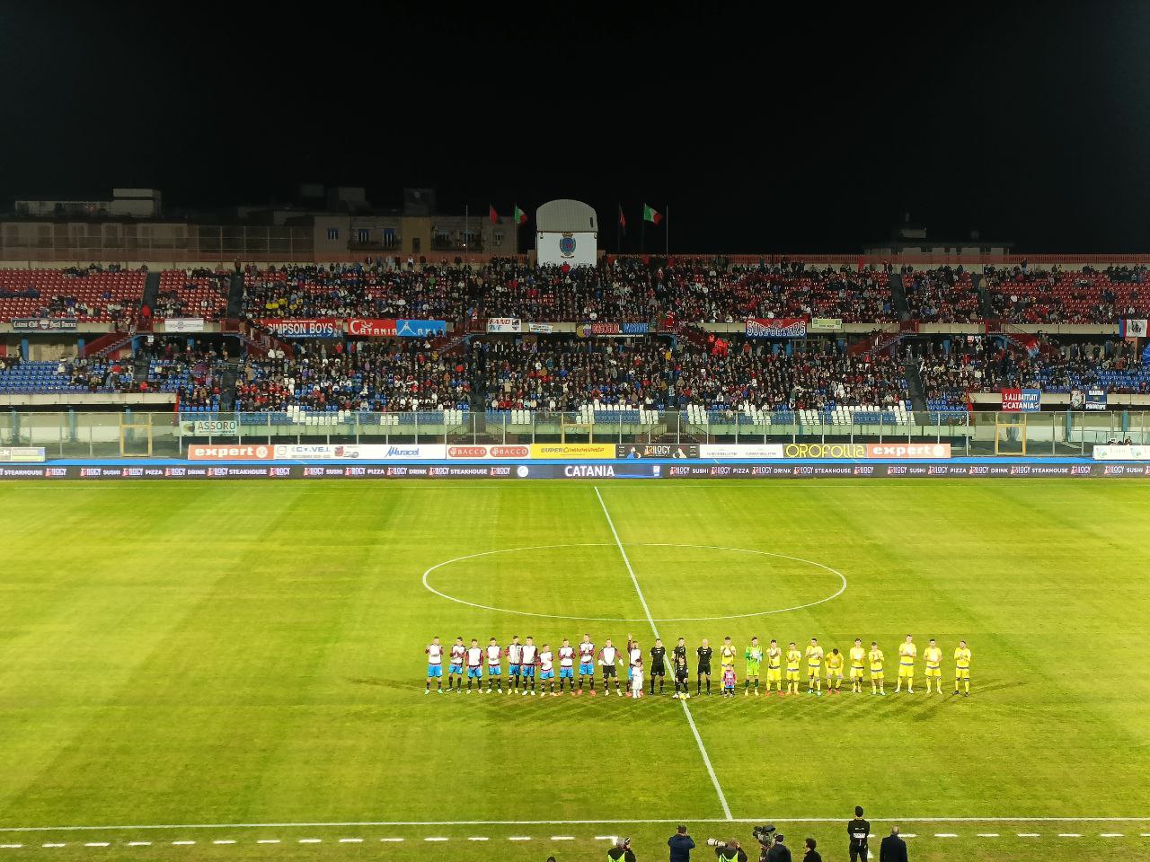 Ultras del Catania assaltano il pullman del Pescara, caos fuori dal Massimino: ci sono fermati