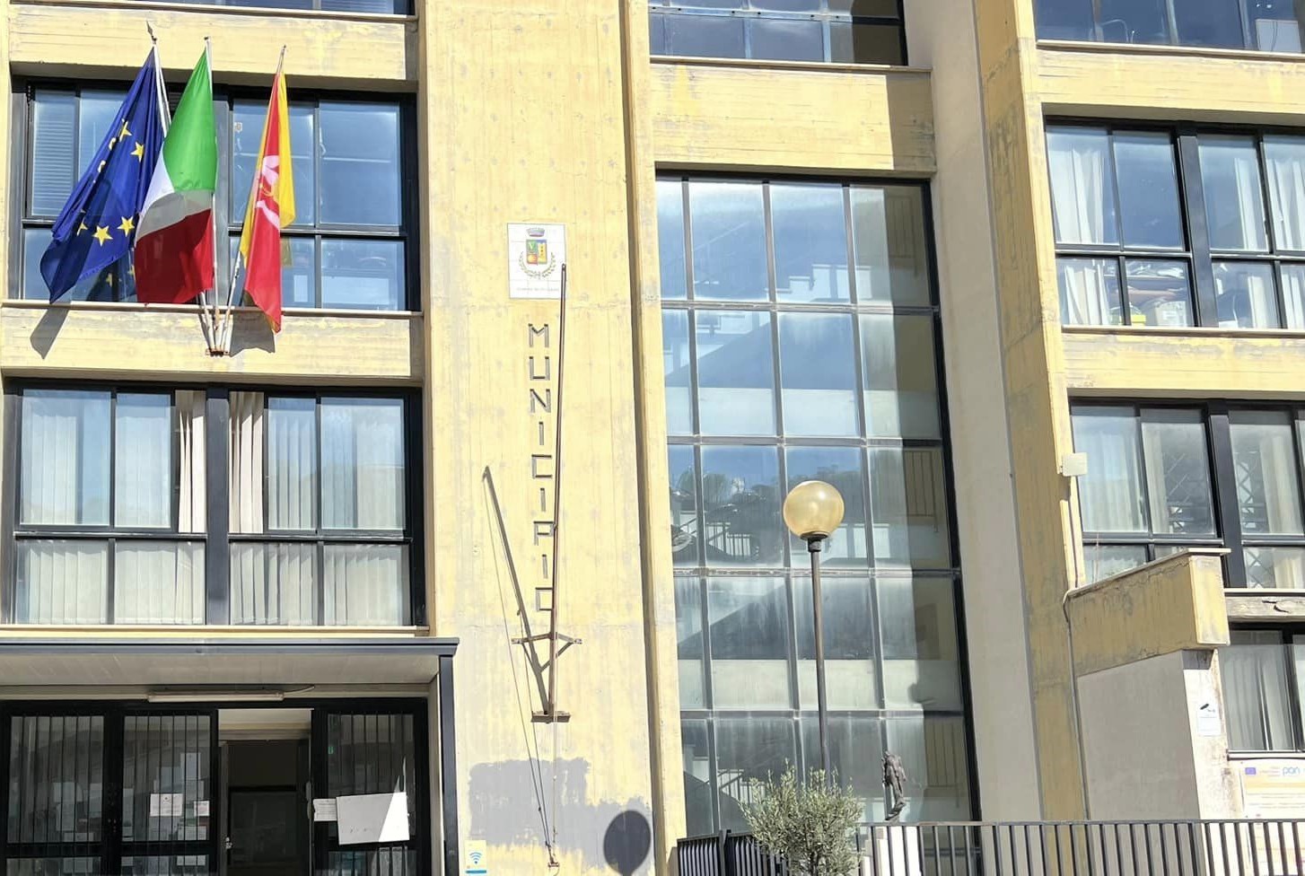 Vandali in azione nel Comune di Villabate, danneggiati armadi e tavoli