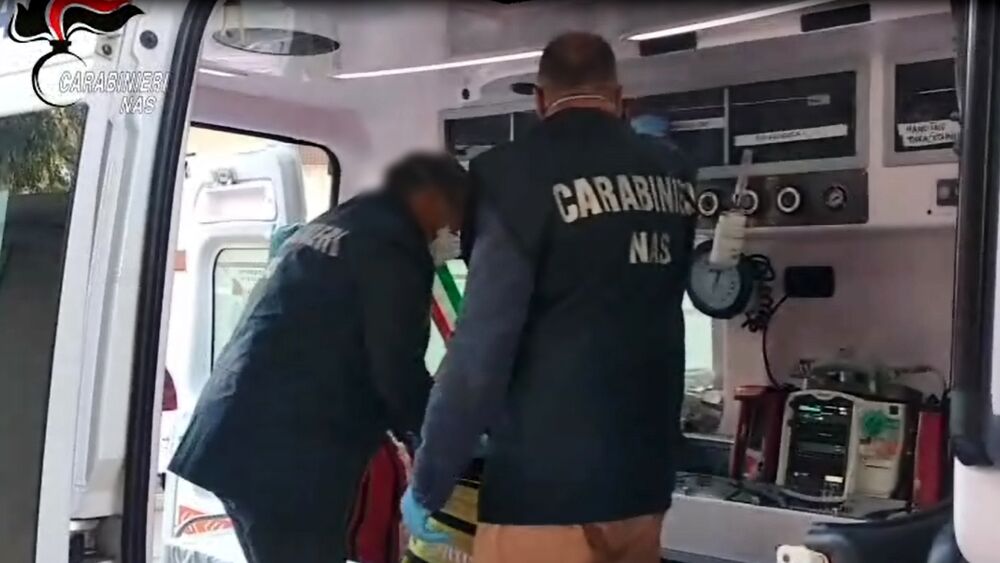 Controlli Nas in ambulanze private di Catania, trovate bombole di ossigeno scadute