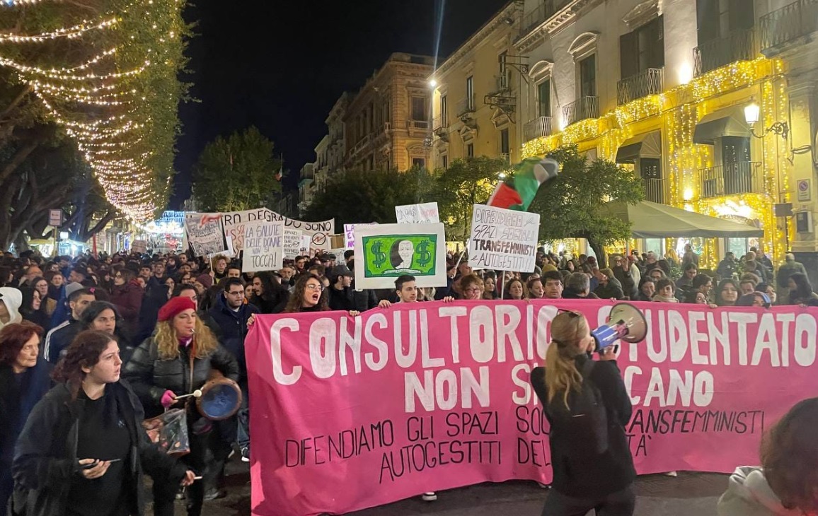 Catania dice “no” allo sgombero dello Studentato 95100, il corteo di via Etnea: “Difendiamolo”