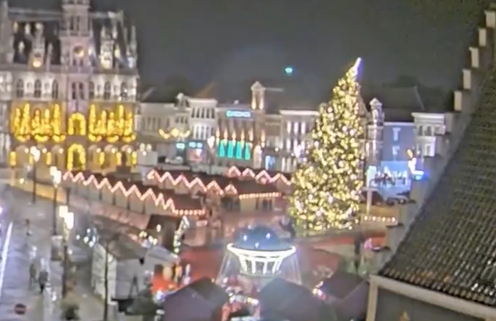 VIDEO | Albero di Natale crolla in piazza, un morto e due feriti: le incredibili immagini