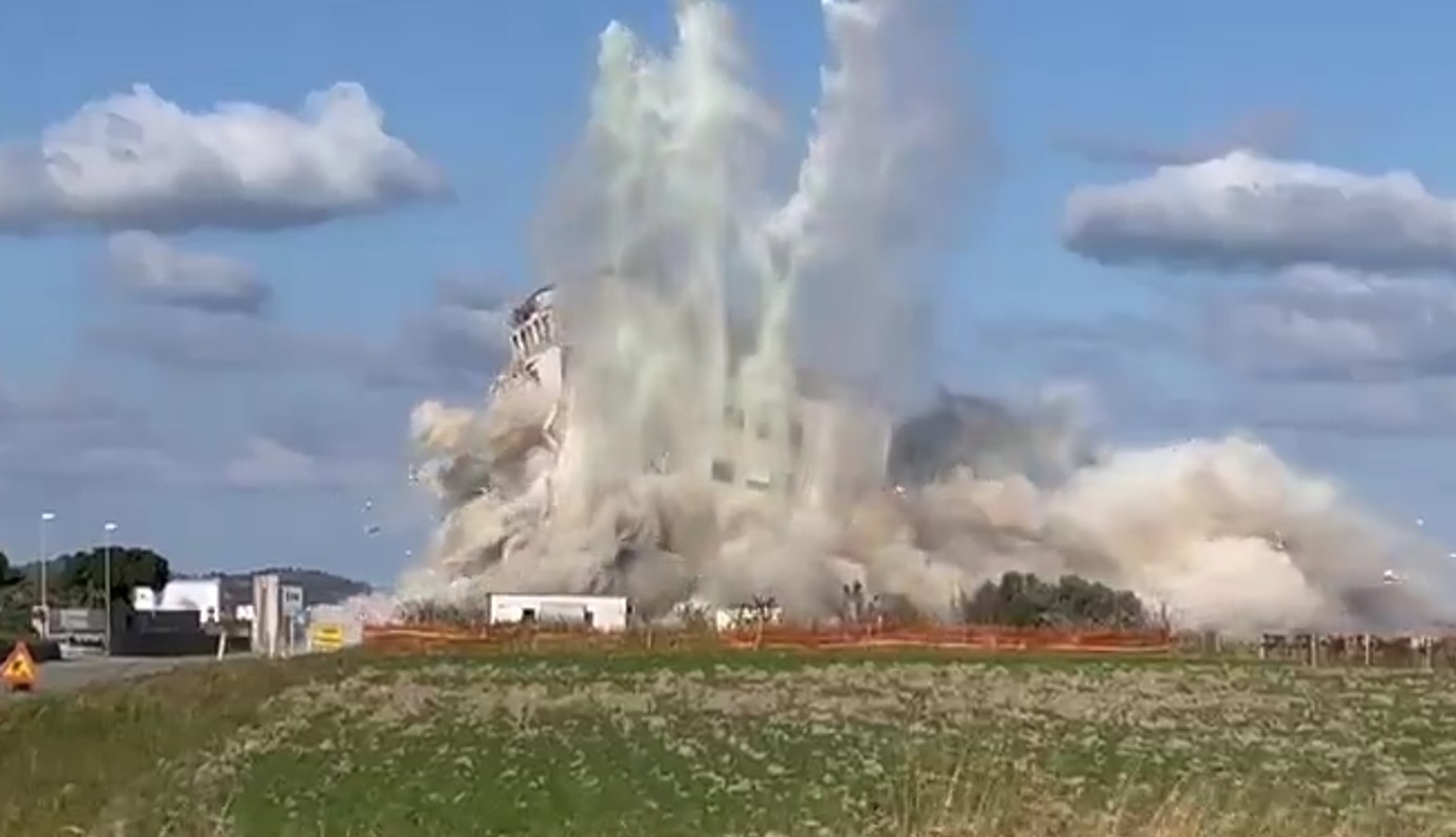 VIDEO | Demolito palazzo Mangeruca, l’ecomostro della ‘ndrangheta distrutto in pochi secondi