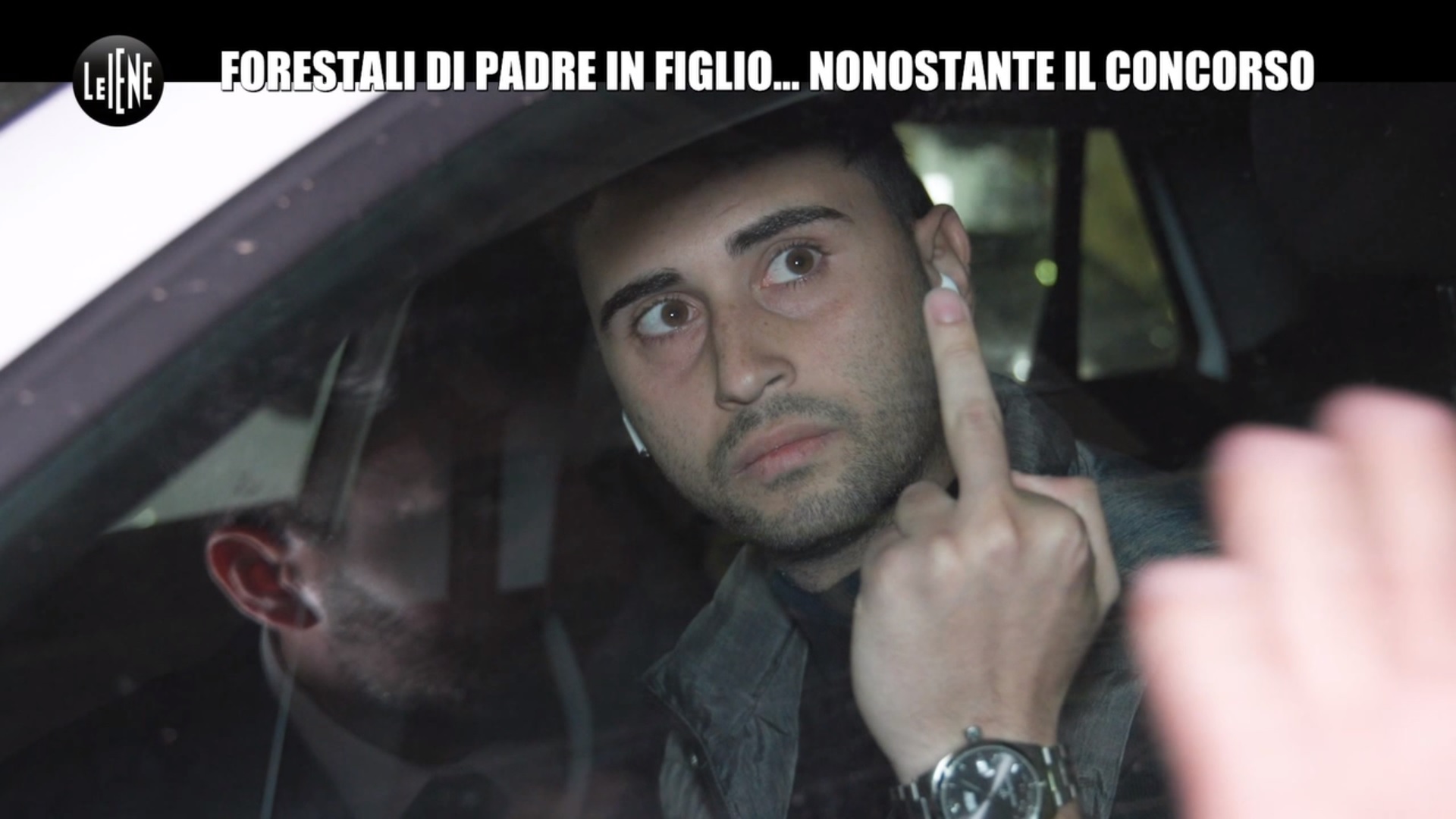 Concorso forestale, Le Iene “inseguono” Alessio Salerno: lui risponde con un dito medio