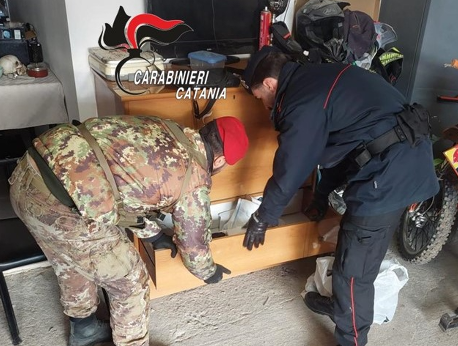 Fratelli in affari… illeciti, i carabinieri trovano droga e soldi in casa: scatta l’arresto