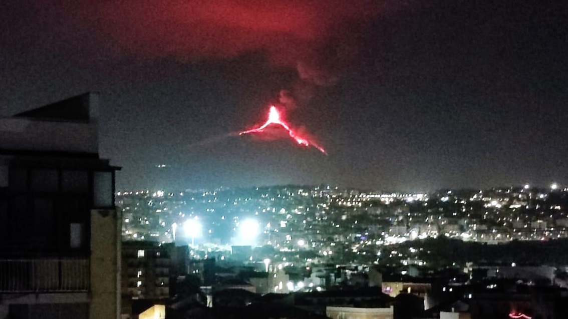 Catania, l’Etna dà spettacolo con una nuova eruzione