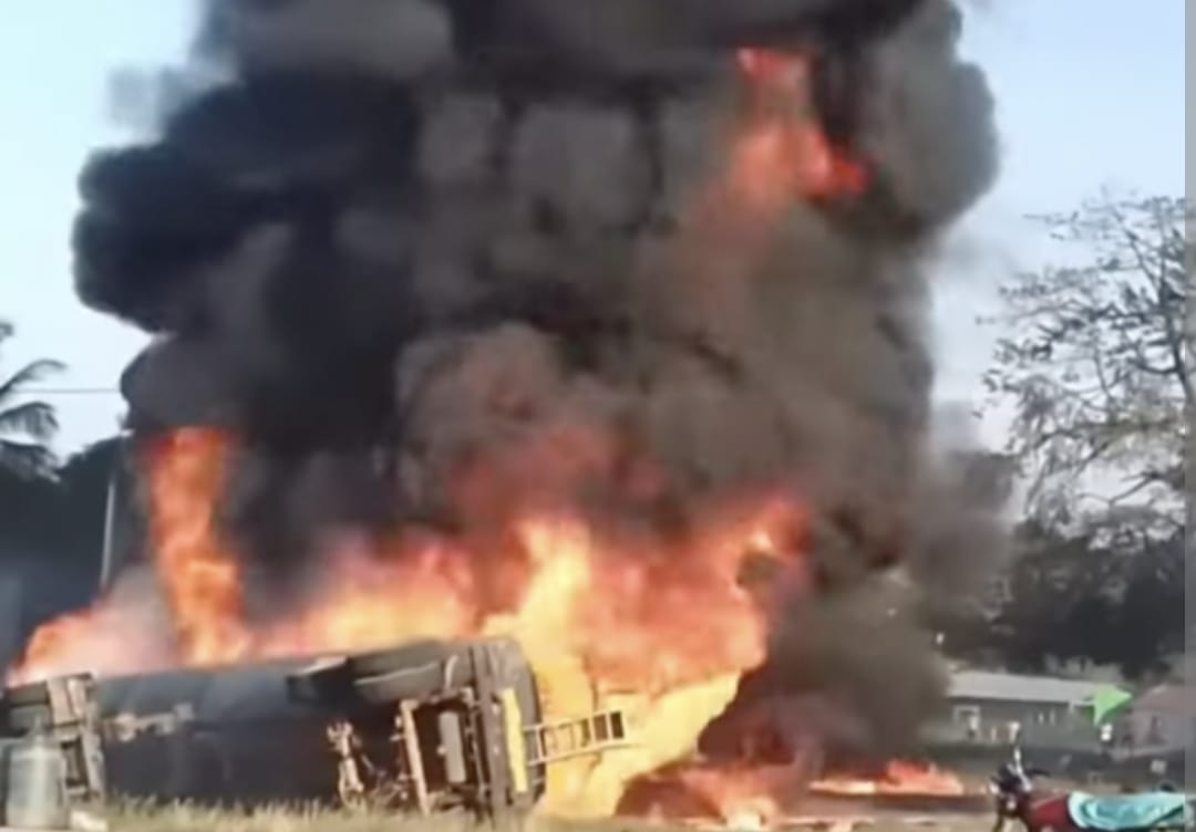 VIDEO | Liberia, autocisterna sbanda ed esplode, oltre 40 morti: “Persone incenerite”