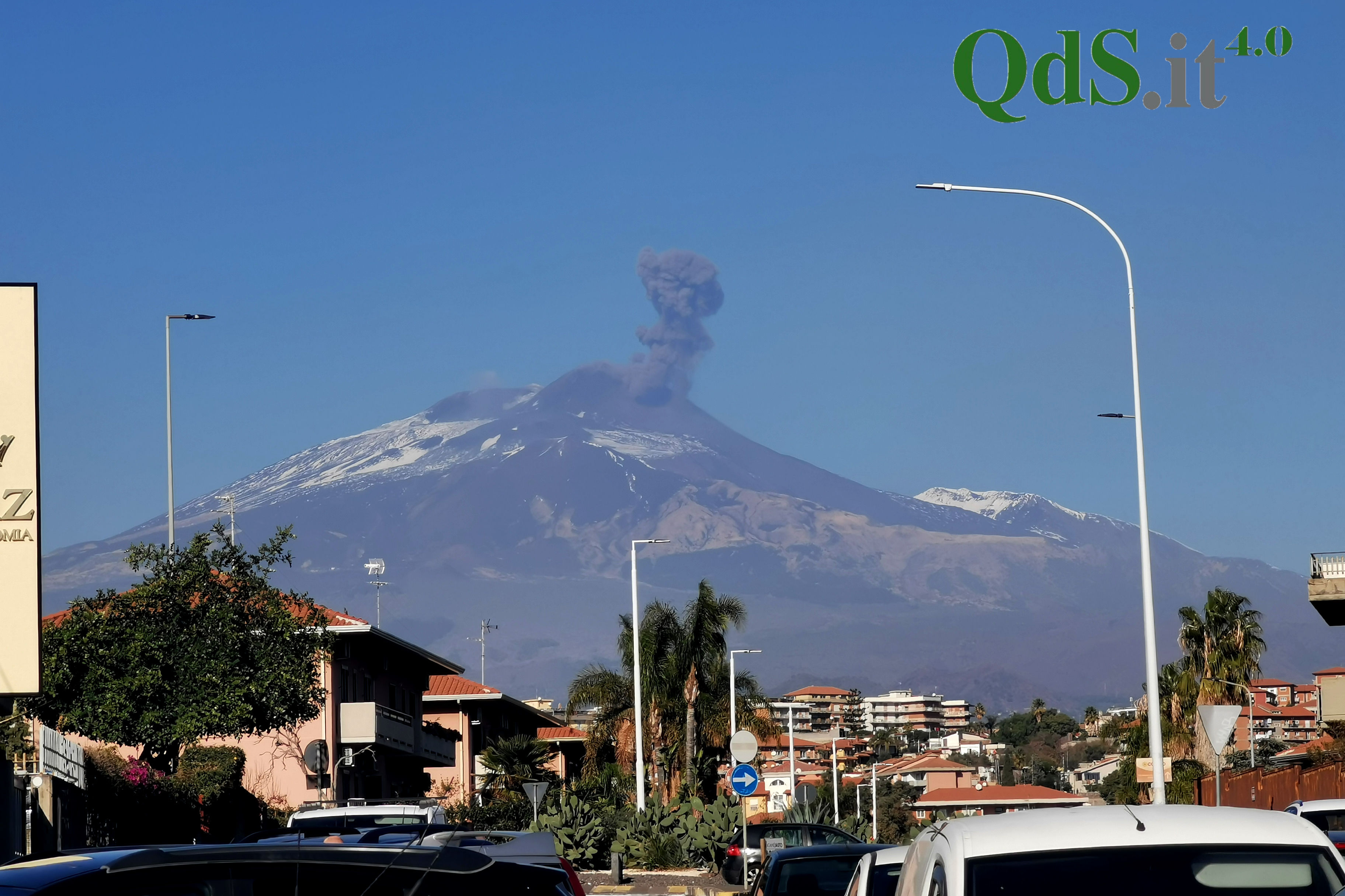 L’Etna dà spettacolo per pochi minuti, sbuffo di cenere visto da Catania