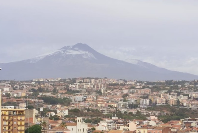 L’Etna si placa, l’eruzione rientra. La cenere vulcanica arriva fino in Calabria L’Etna si placa, l’eruzione rientra. La cenere vulcanica arriva fino in Calabria