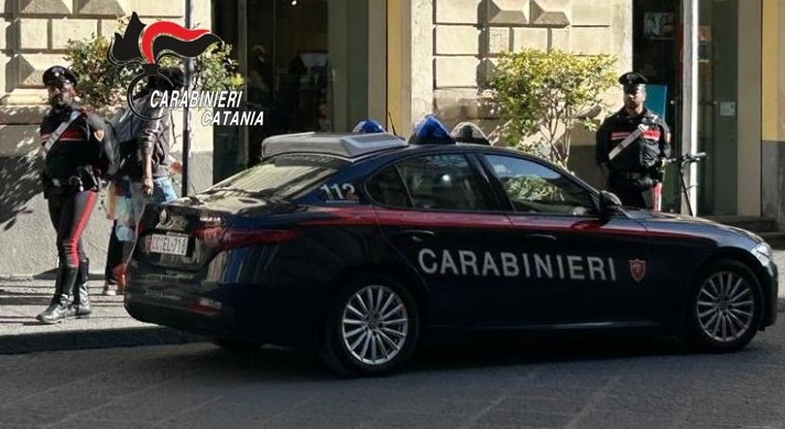 Dimenticano di strappare antitaccheggio e scatta l’allarme: arrestati due romeni a Catania