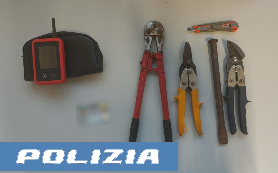 “Attrezzati” per lo scasso e in giro in via Acquicella a Catania: fermati due giovani