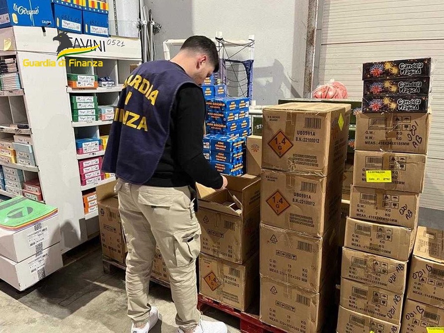 VIDEO | Oltre un milione di fuochi d’artificio illegali e pericolosi sotto sequestro a Palermo