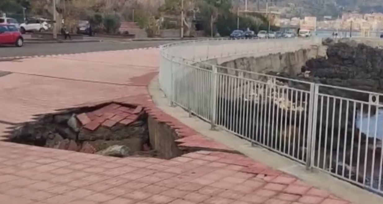 Paura a Giardini Naxos: voragine sul lungomare di Schisò