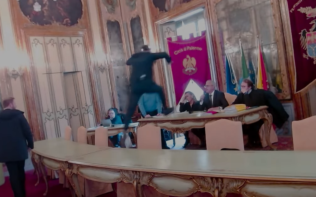 VIDEO | Baraonda in Consiglio comunale, Giuseppe Milazzo salta sul banco della presidenza