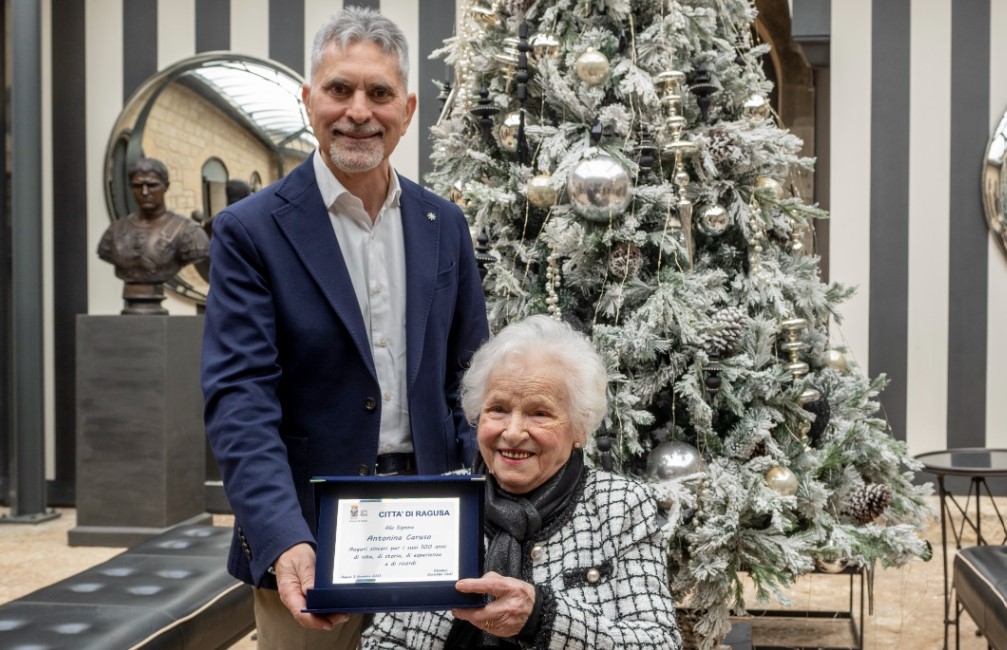 La Sicilia festeggia i 100 anni di nonna Antonina: una targa dal Comune di Ragusa