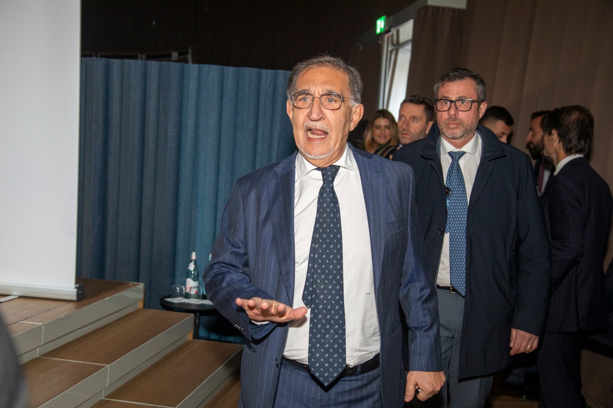 Natale 2024, l’augurio di La Russa: “Superare le divisioni, un pensiero per chi soffre”