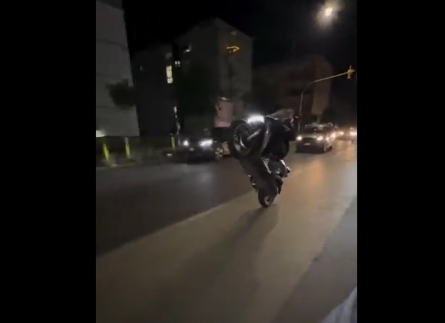 VIDEO | L’impennata con lo scooter finisce con un grave incidente: filmato virale da Napoli
