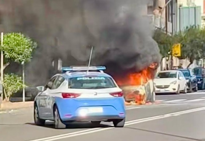 Poliziotti “eroi” a Catania, salvano uomo da auto in fiamme in Viale Vittorio Veneto