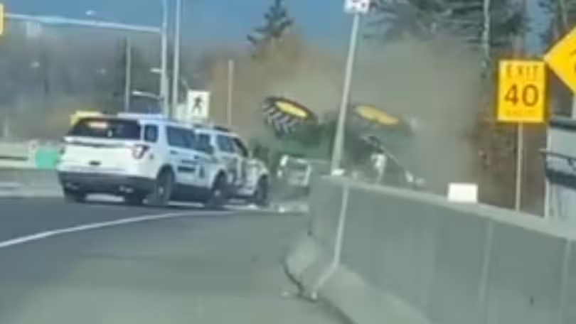 VIDEO | Folle inseguimento a tutta velocità: polizia tampona trattore e lo fa ribaltare
