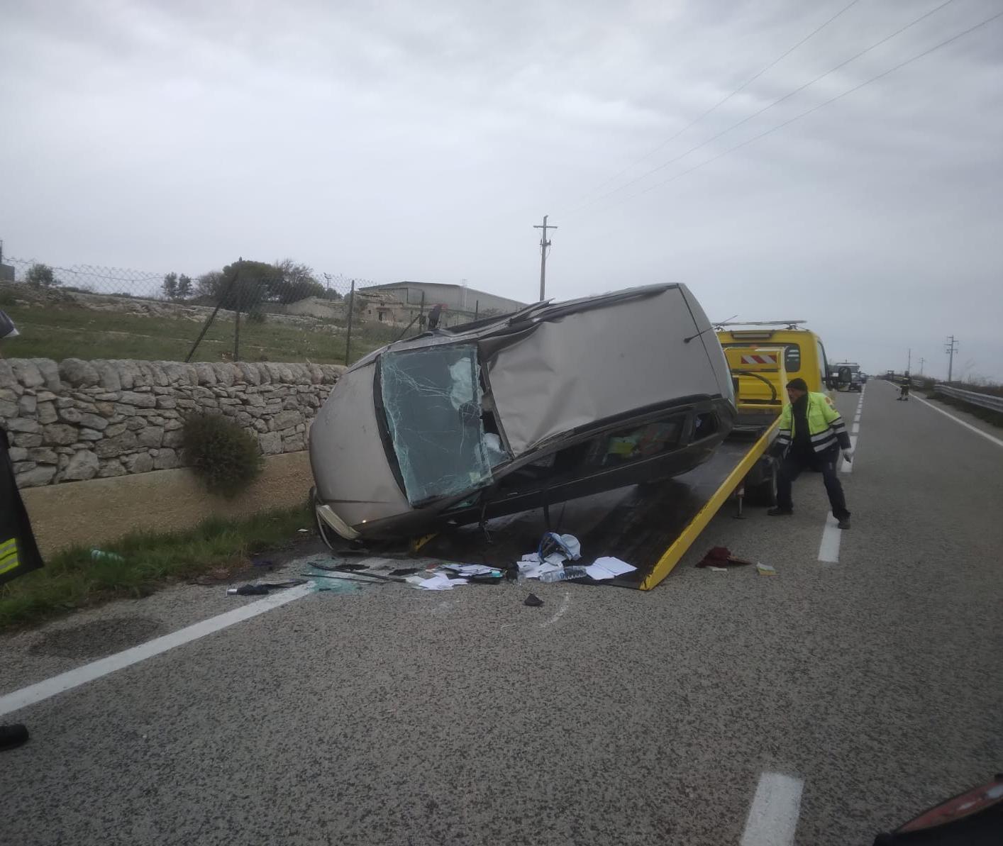 Incidente nel Ragusano: auto contro muro