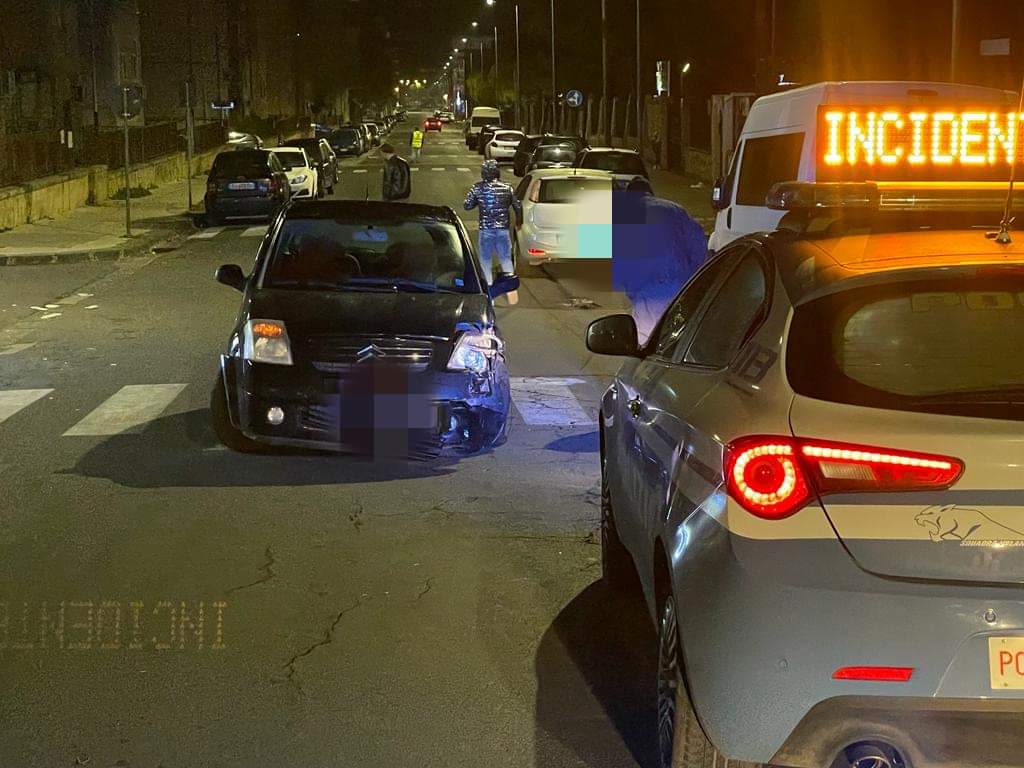 Incidente nella notte nel Catanese, collisione tra due auto: 4 feriti, traffico bloccato