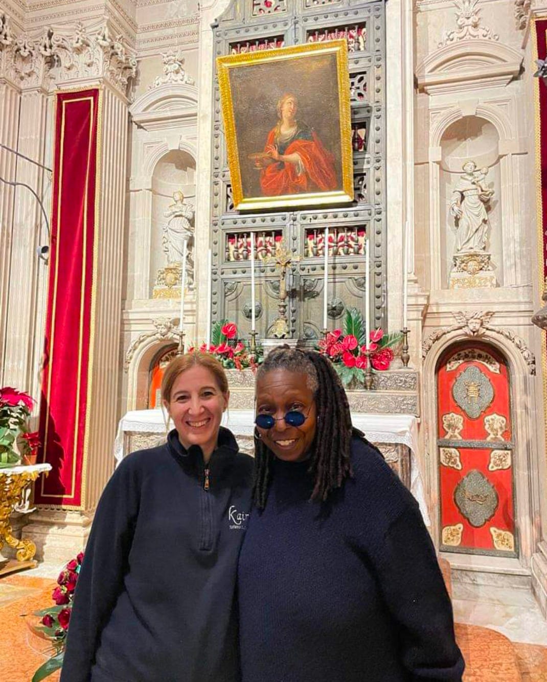 Siracusa, Whoopi Goldberg a spasso per Ortigia tra autografi e selfie
