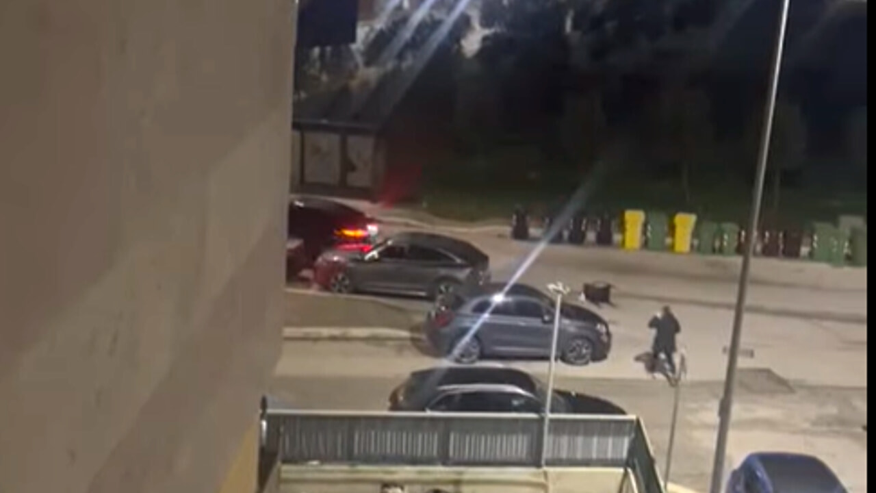 VIDEO | Tenta di rubare un’auto, ma gli lanciano sedie addosso: ladro “bersagliato”