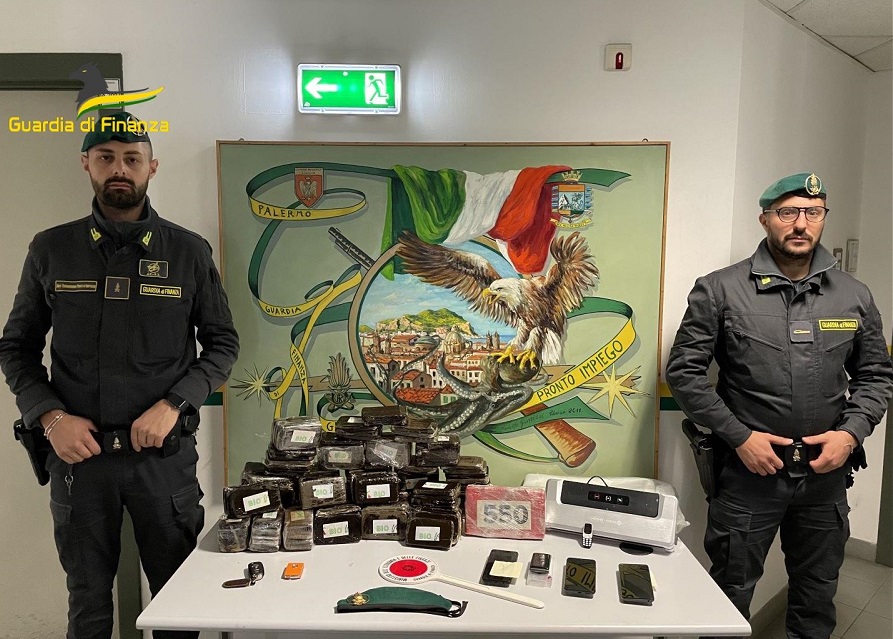 Hashish e cocaina dalla Puglia alla Sicilia, scatta il maxi sequestro a Palermo