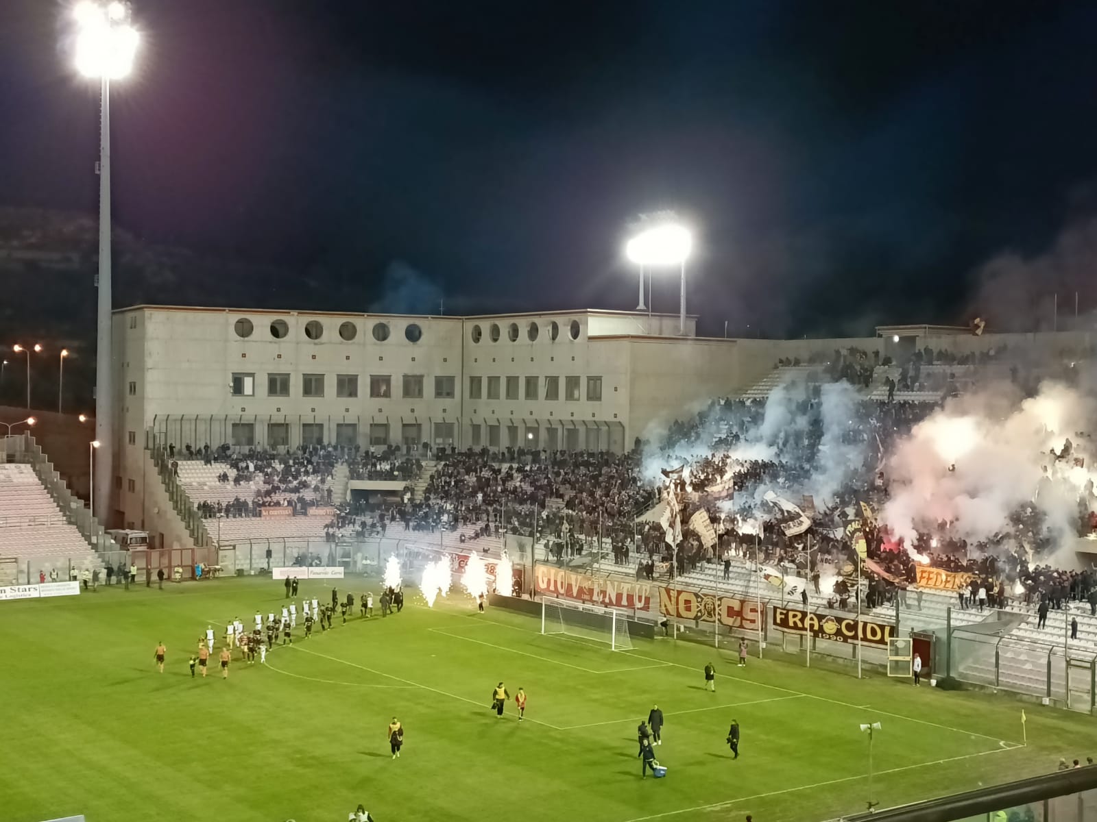 Un brutto Catania cade a Messina: decide l’ex Emmausso. Prima sconfitta per Lucarelli, le pagelle