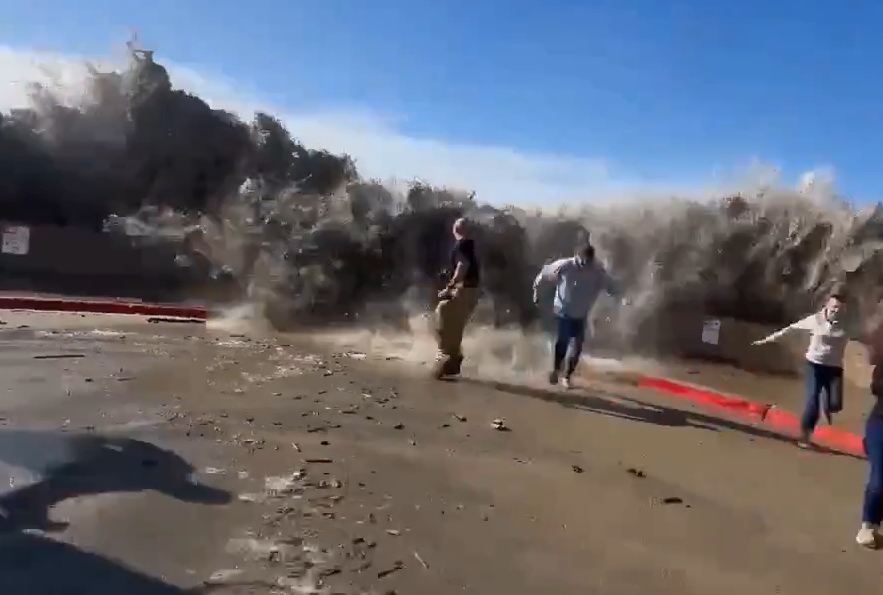 VIDEO | Onda anomala si abbatte sul lungomare, 8 feriti: le impressionanti immagini