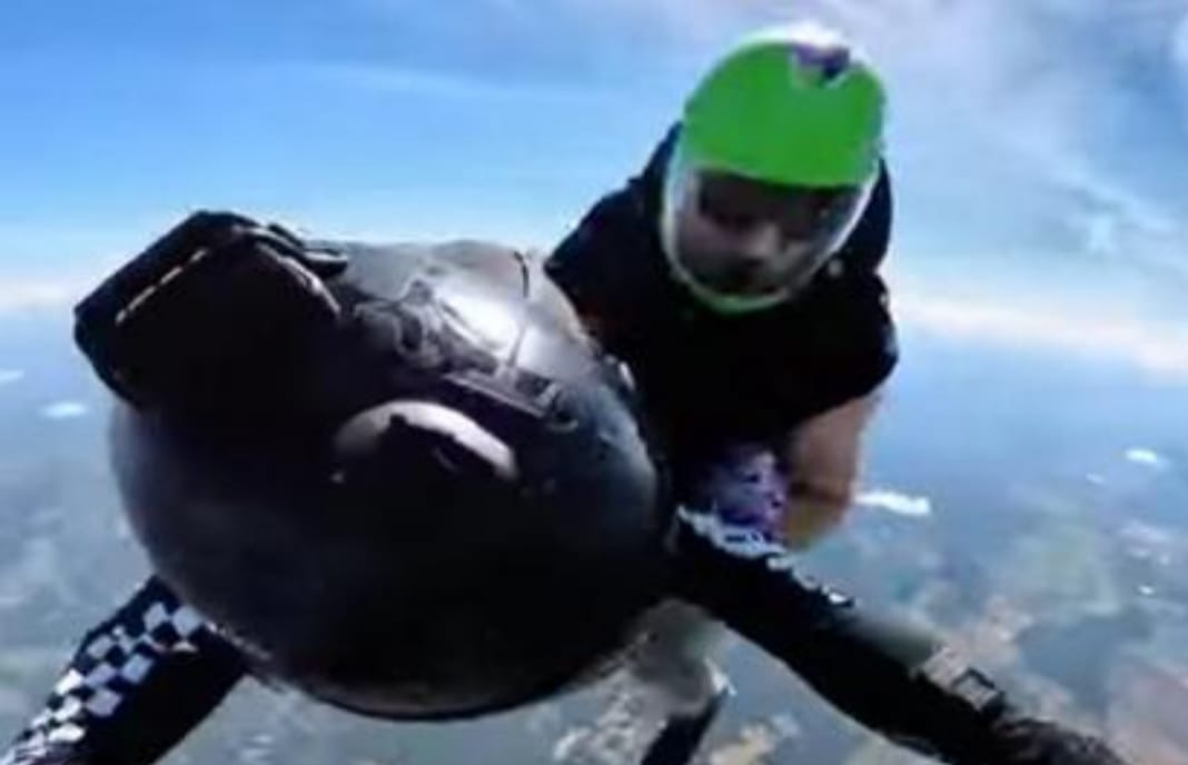 Brivido in cielo: violento scontro tra paracadutisti durante lancio I VIDEO