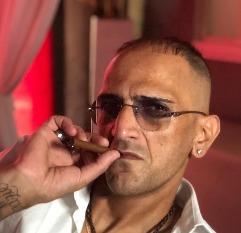 Chi è Pino Rosselli, cantante neomelodico trovato in casa a Catania con armi e droga