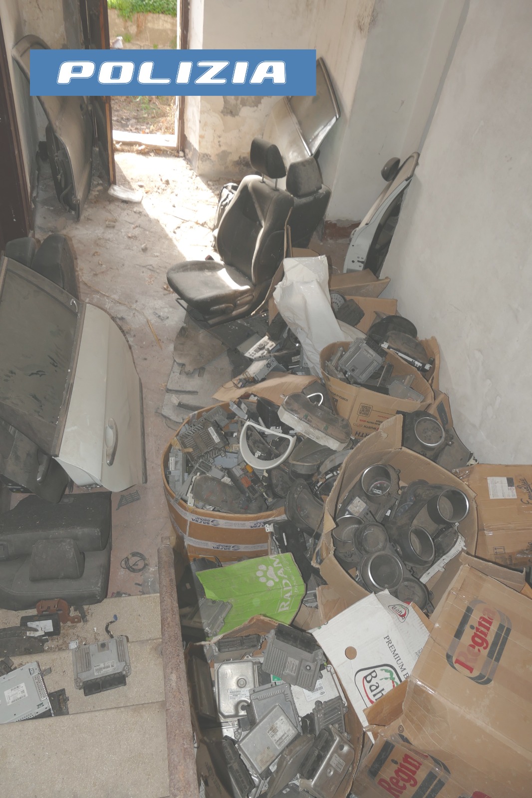 Galleria foto 'Acireale, deposito di auto rubate: un indagato' - foto 2