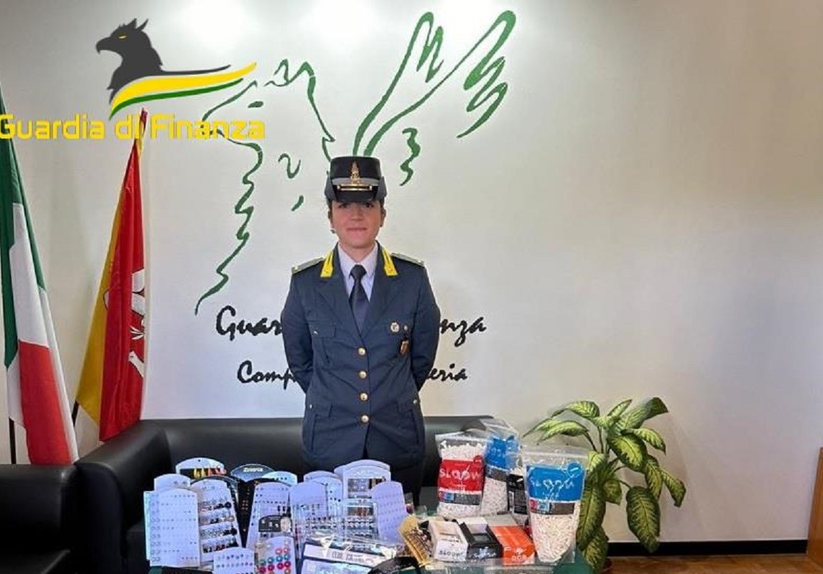 Dagli addobbi natalizi agli accessori, scatta maxi sequestro a Palermo