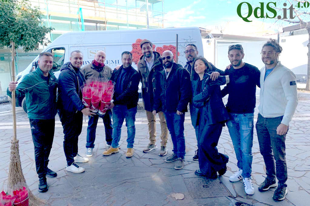 FOTO | Piazza Pergolesi torna a splendere, i volontari di Picanello ripuliscono lo spazio