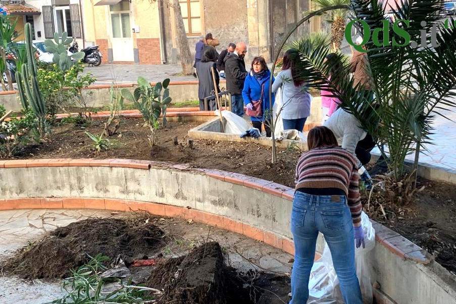 FOTO | Piazza Pergolesi torna a splendere, i volontari di Picanello ripuliscono lo spazio
