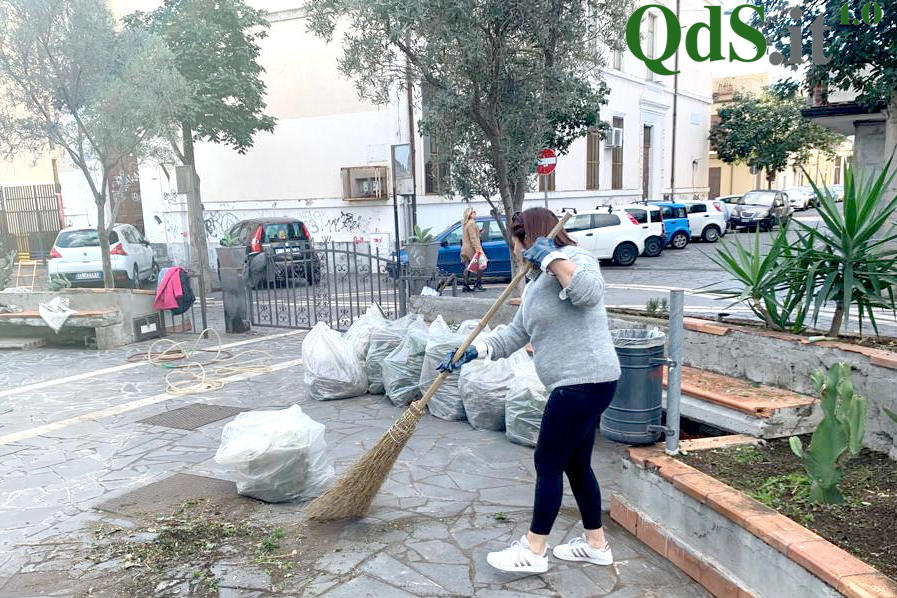 FOTO | Piazza Pergolesi torna a splendere, i volontari di Picanello ripuliscono lo spazio