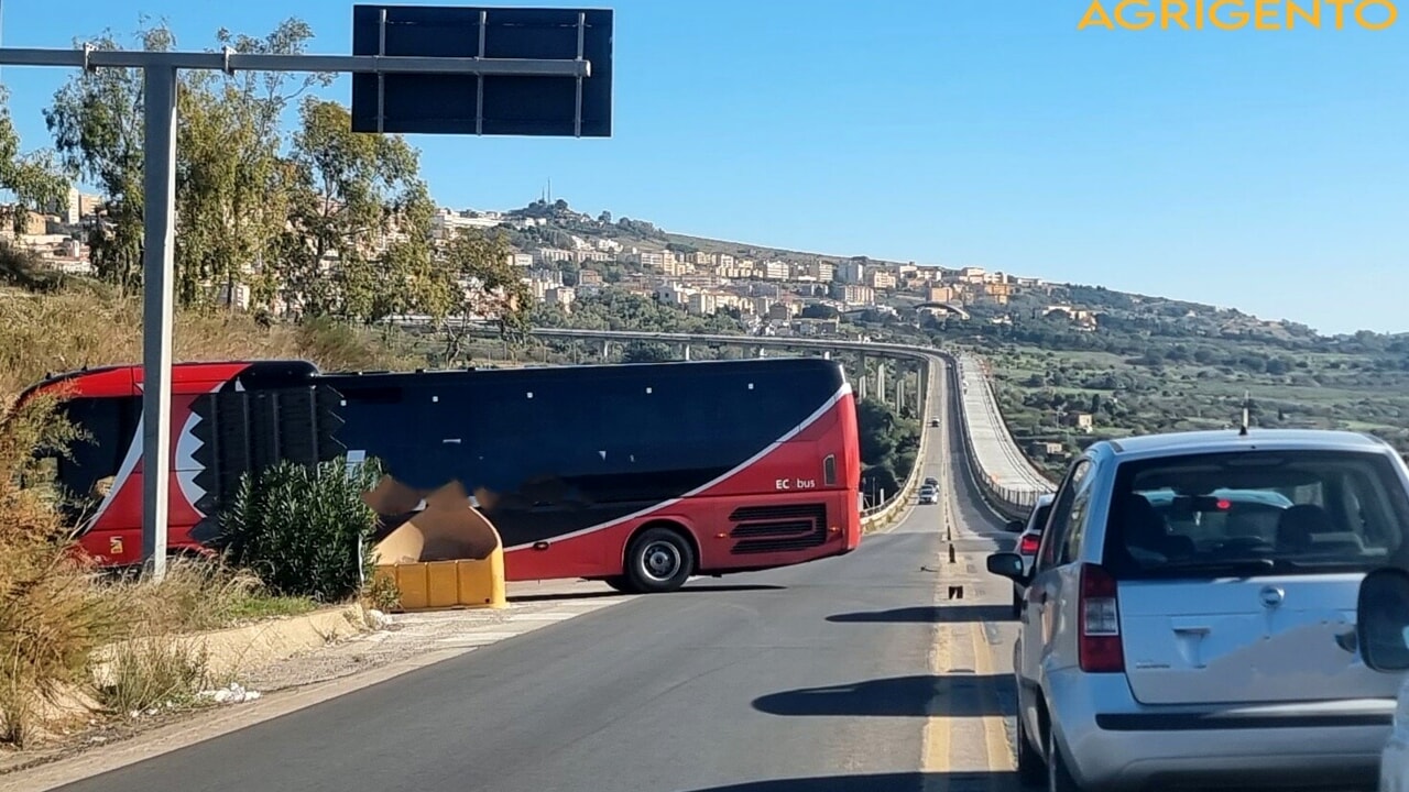 FOTO | Follia ad Agrigento: pullman fa inversione  a U sul viadotto Morandi
