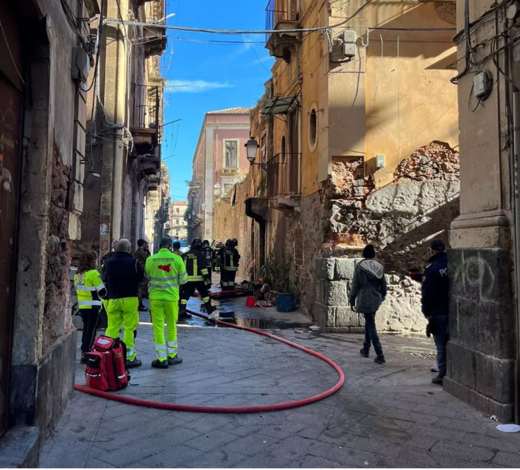 Catania, incendio divampa in un basso: ragazza rimane intrappolata