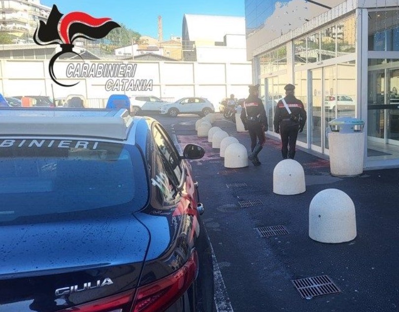 Scippa una signora a Picanello, carabinieri fermano 60enne: doveva stare ai domiciliari
