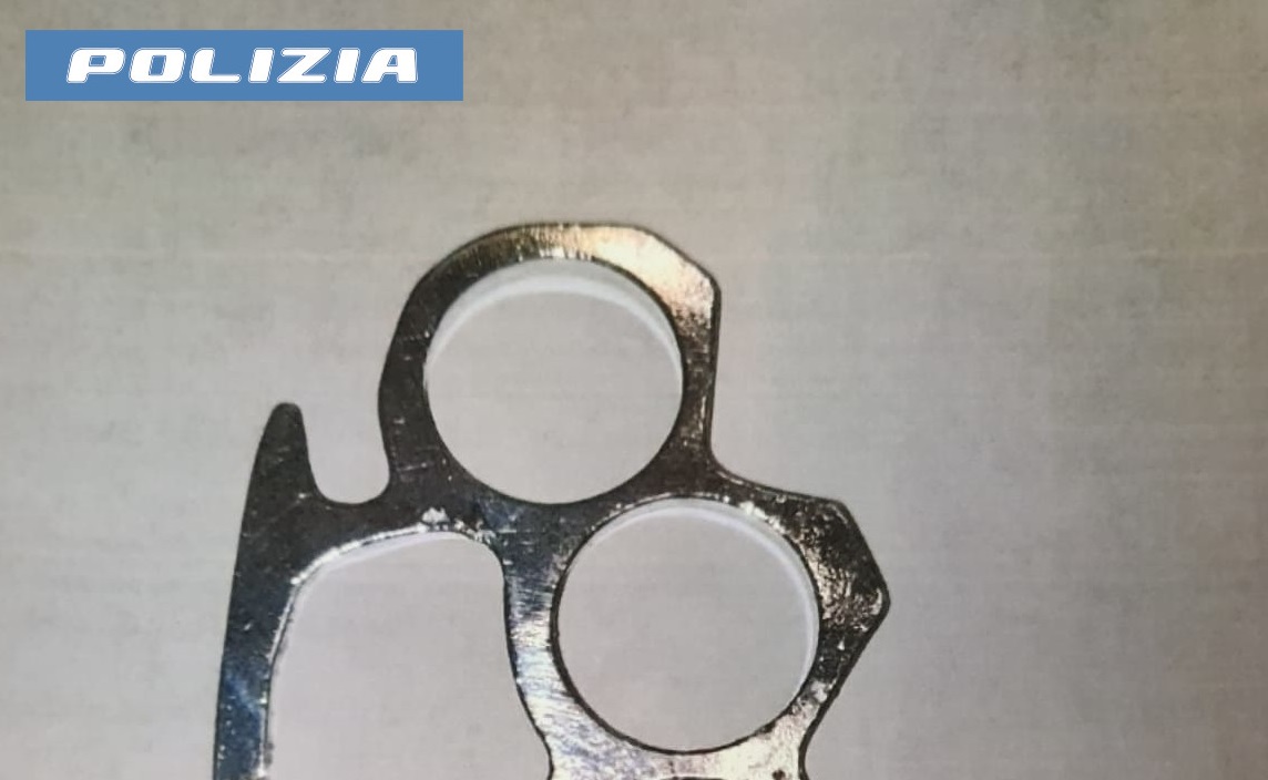 Catania, tenta di salire sull’aereo per Venezia con un tirapugni: denunciato