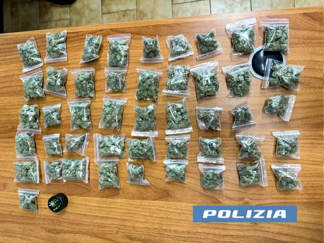 Catania, trovato in possesso di 45 bustine di stupefacente: arrestato 20enne