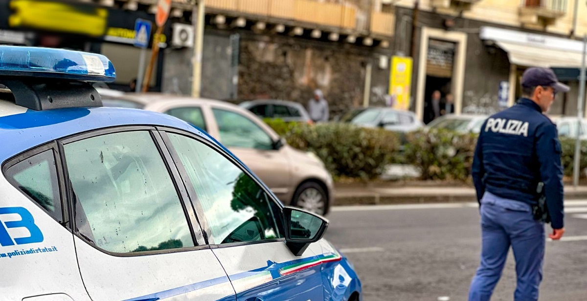 Panico in viale Africa a Catania, donna minaccia di gettarsi dalla balconata: salvata dalla polizia