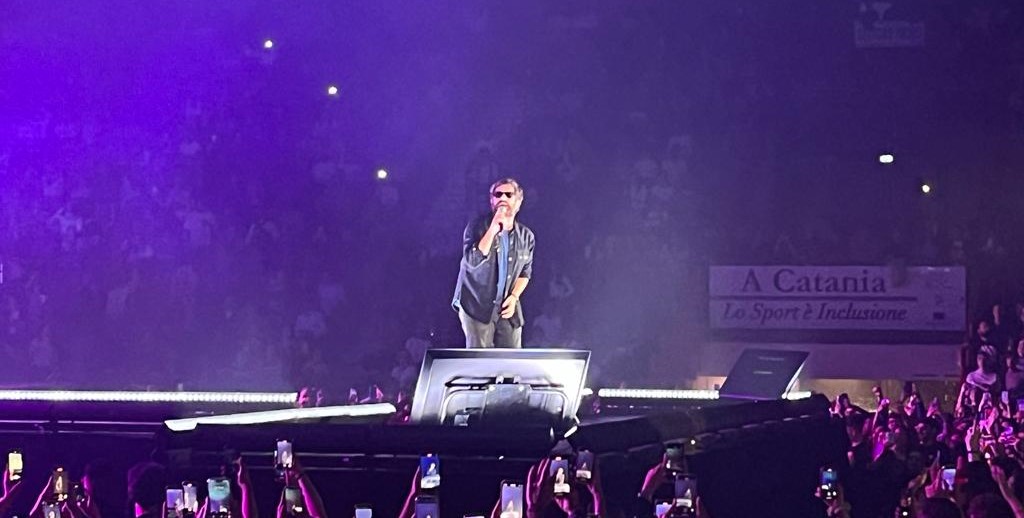 Tommaso Paradiso incanta il PalaCatania strapieno: l’amore declinato con le sue molteplici sfumature