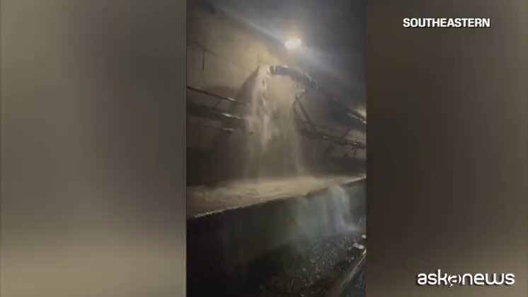VIDEO | Si allaga tunnel Eurostar, caos tra i passeggeri e corsa sospese: le immagini